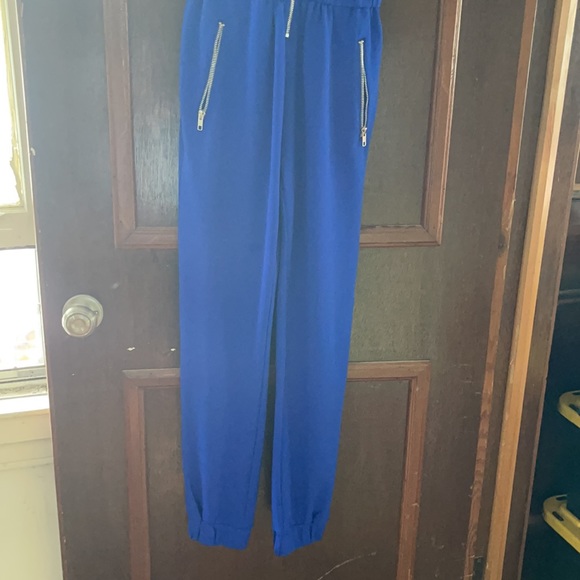 zip front with 2 zip pockets 96% poly 4% spandex - Picture 2 of 3